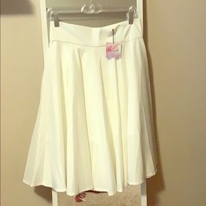 White pleated skirt, never work with tags